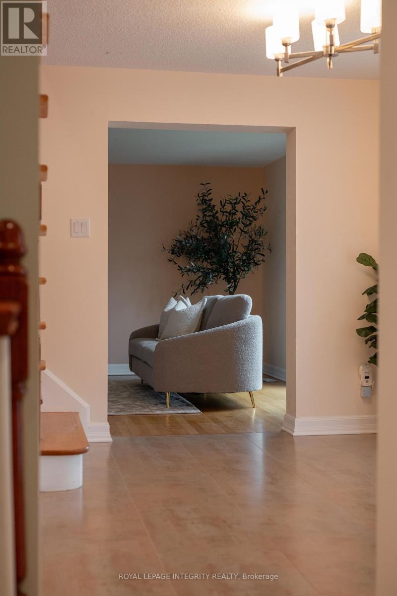 68 BEAVER RIDGE, Ottawa, Ontario, K2E6E4 — Photo 4