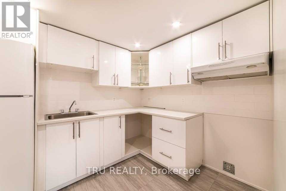 B - 2424 IRIS STREET, Ottawa, Ontario, K2C1C6 — Photo 7