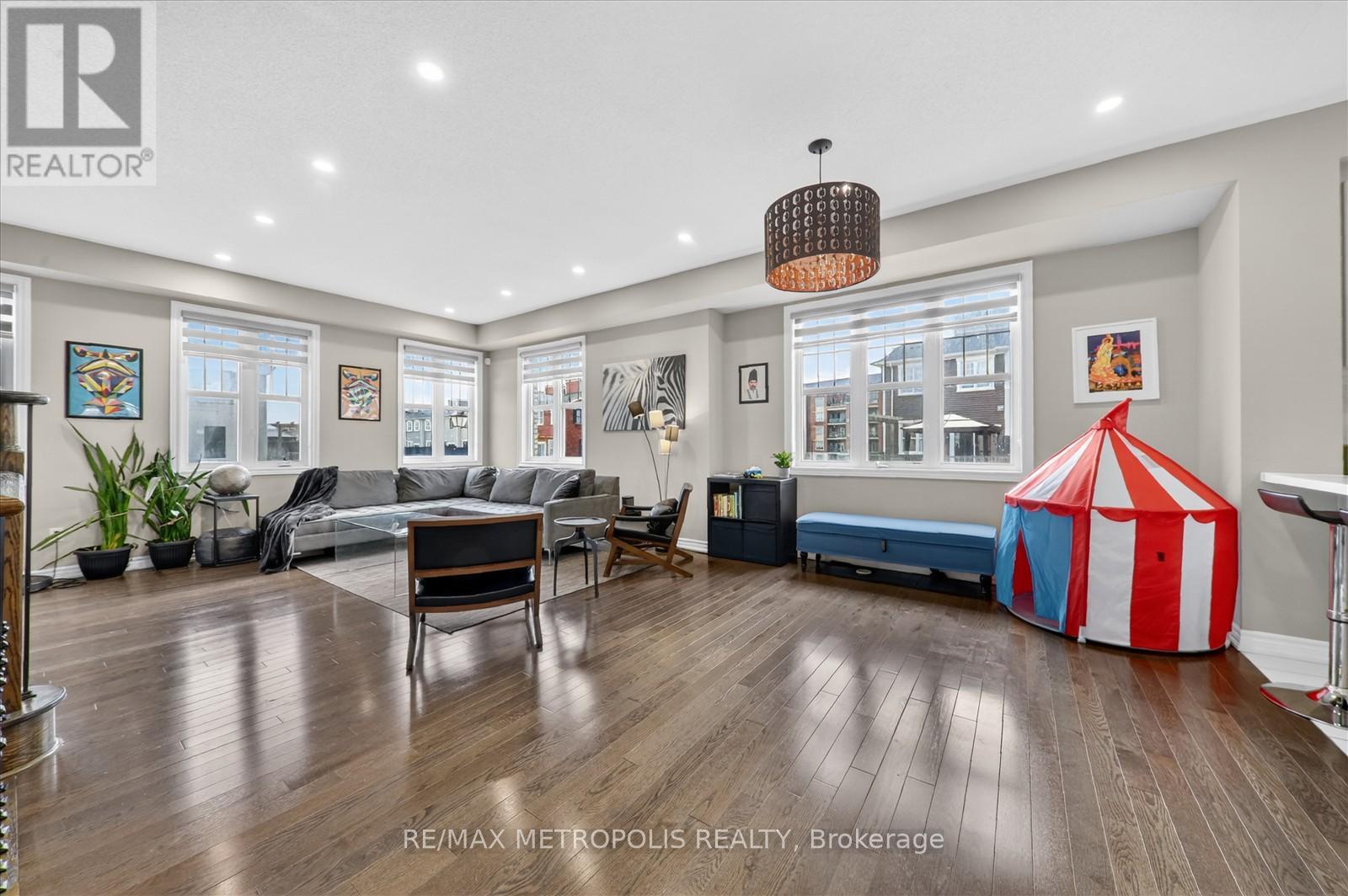 1 BOADWAY CRESCENT, Whitchurch-Stouffville (Stouffville), Ontario, L4A1X9 — Photo 2