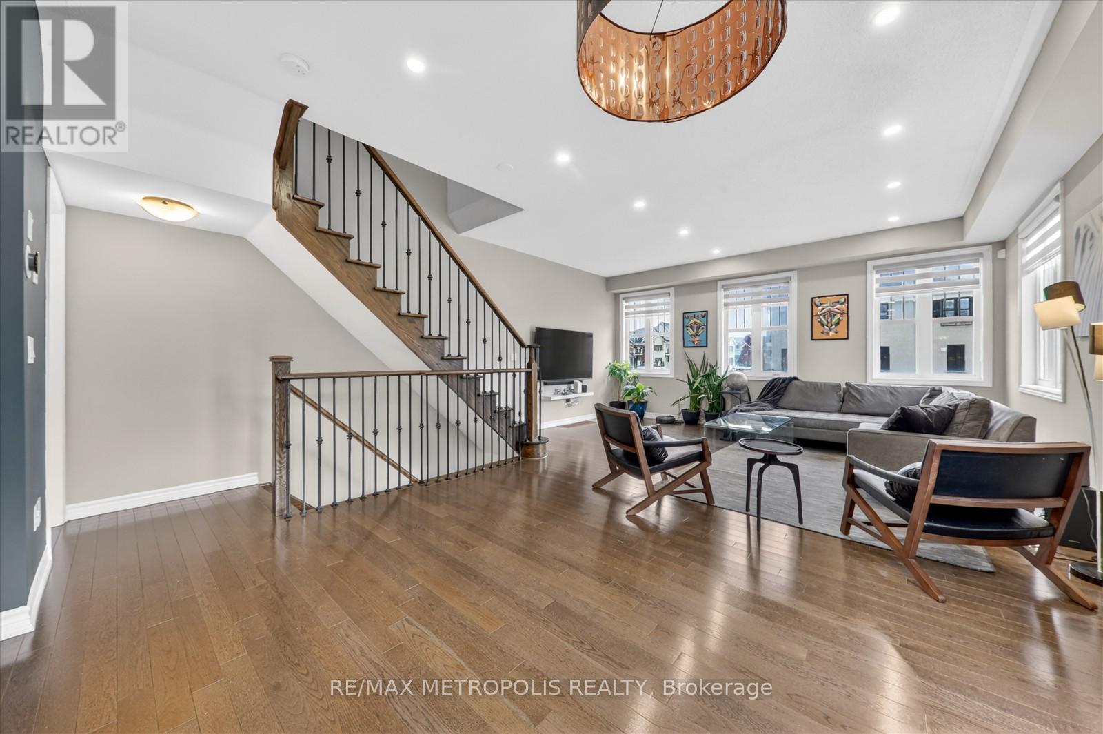 1 BOADWAY CRESCENT, Whitchurch-Stouffville (Stouffville), Ontario, L4A1X9 — Photo 3