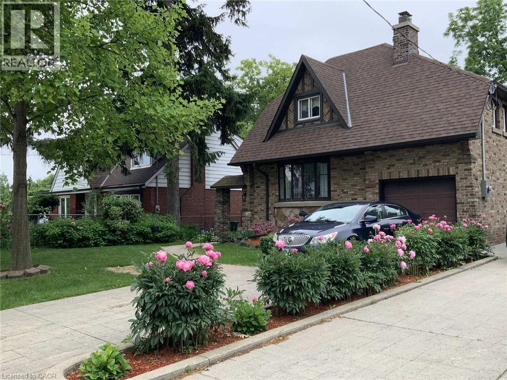10 LANDOUR Avenue, York, Ontario, M6M4J4 — Photo 2