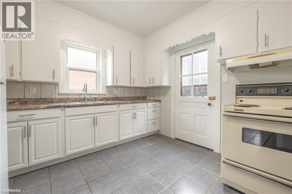 177 REGINA Street N, Waterloo, Ontario, N2J3B4 — Photo 3