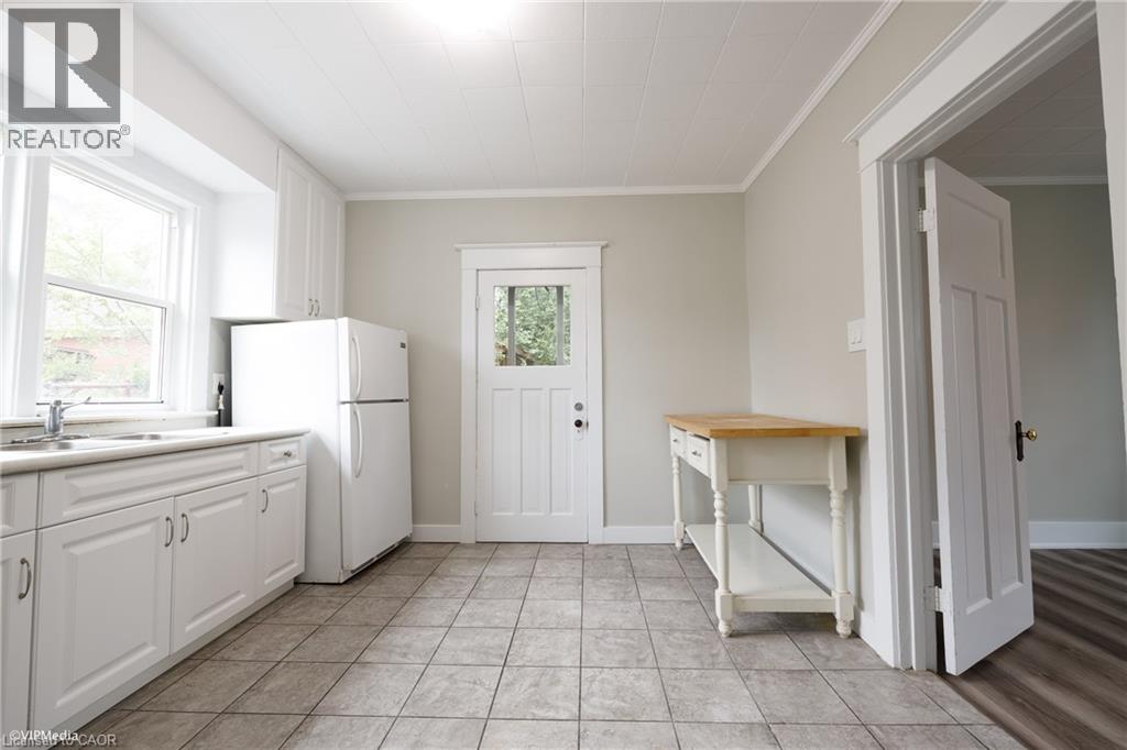 175 REGINA Street N, Waterloo, Ontario, N2J3B4 — Photo 4