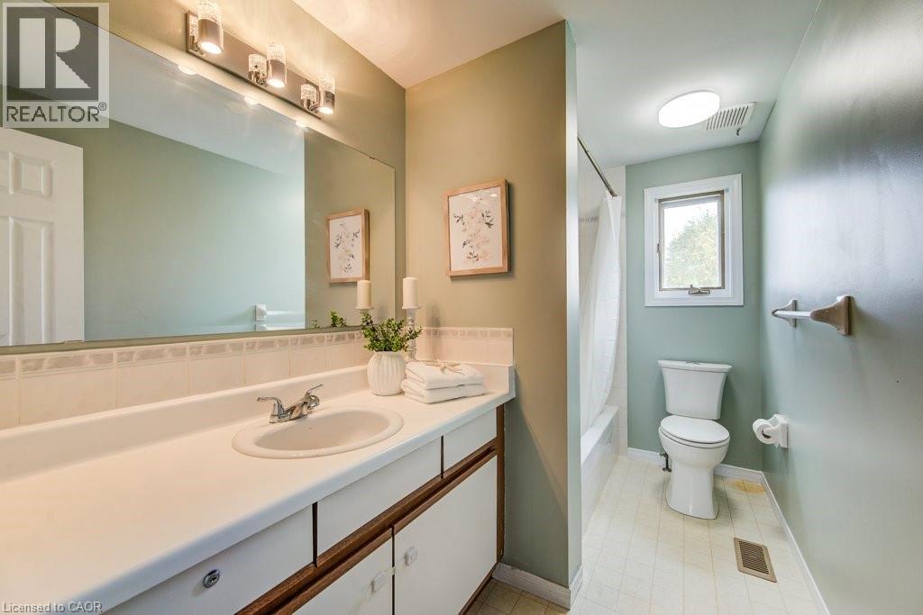 633 GRANGE Crescent, Waterloo, Ontario, N2T2L9 — Photo 6