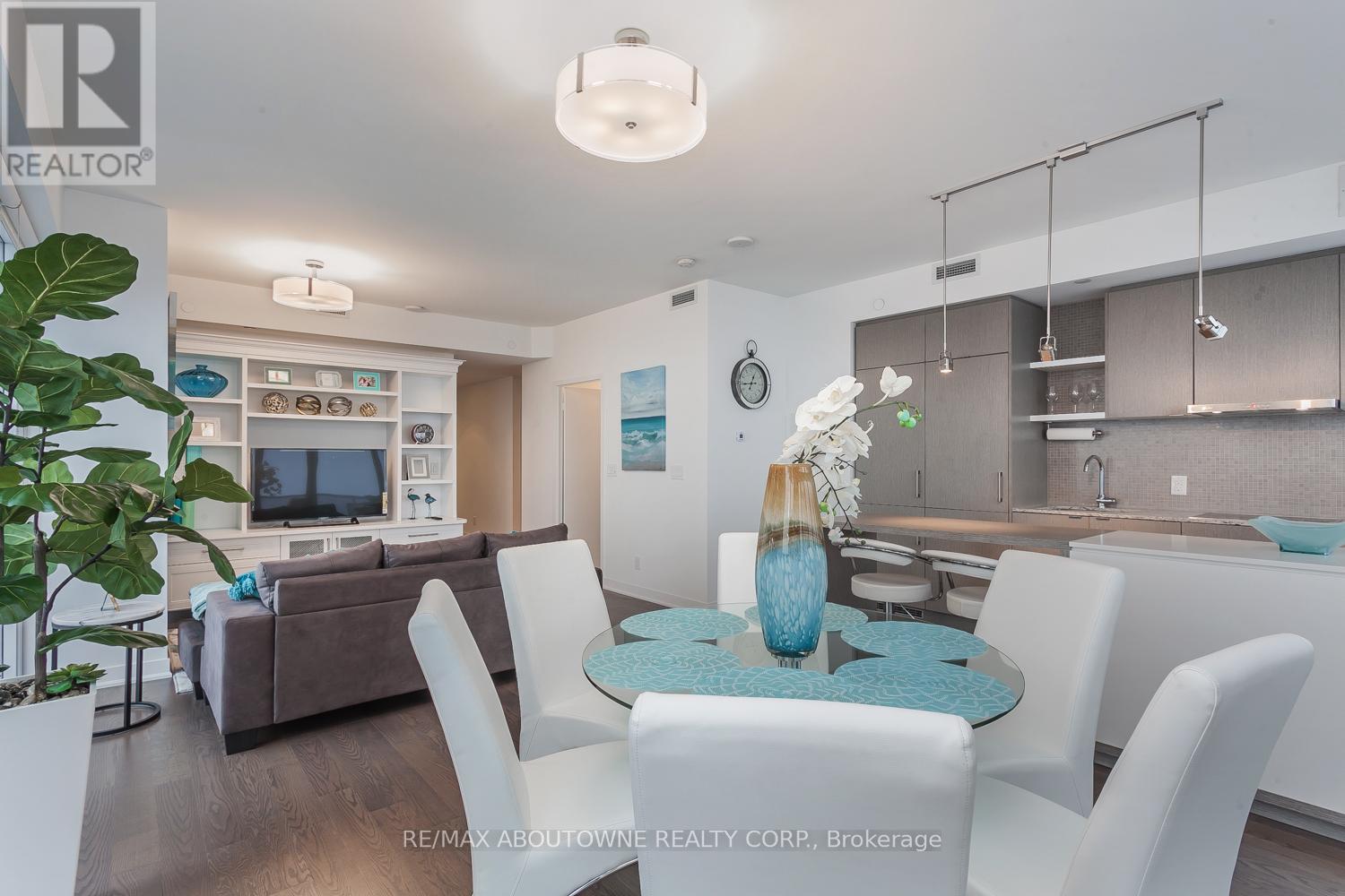 6410 - 88 HARBOUR STREET, Toronto (Waterfront Communities), Ontario, M5J1B7 — Photo 3