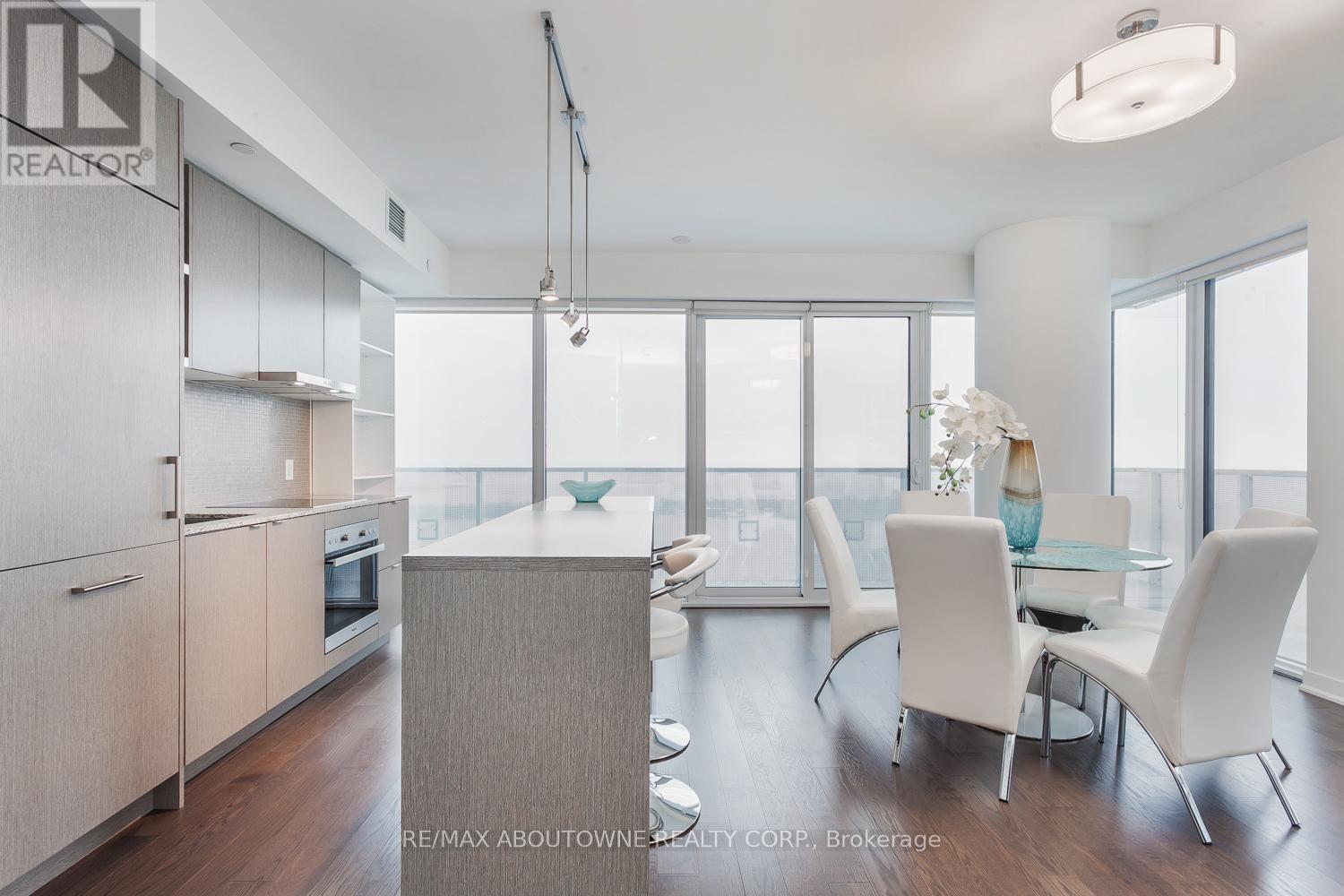 6410 - 88 HARBOUR STREET, Toronto (Waterfront Communities), Ontario, M5J1B7 — Photo 4