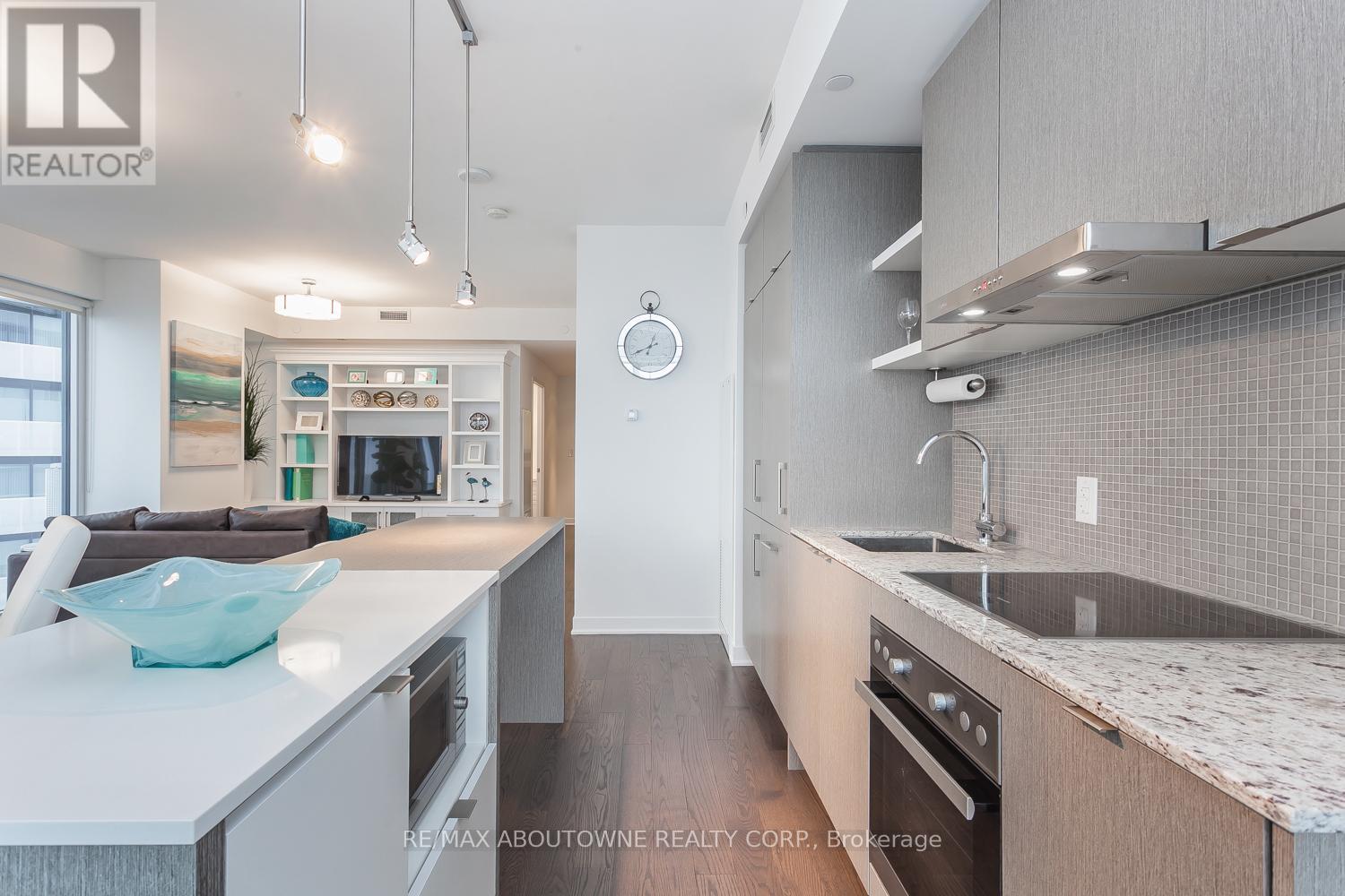 6410 - 88 HARBOUR STREET, Toronto (Waterfront Communities), Ontario, M5J1B7 — Photo 8