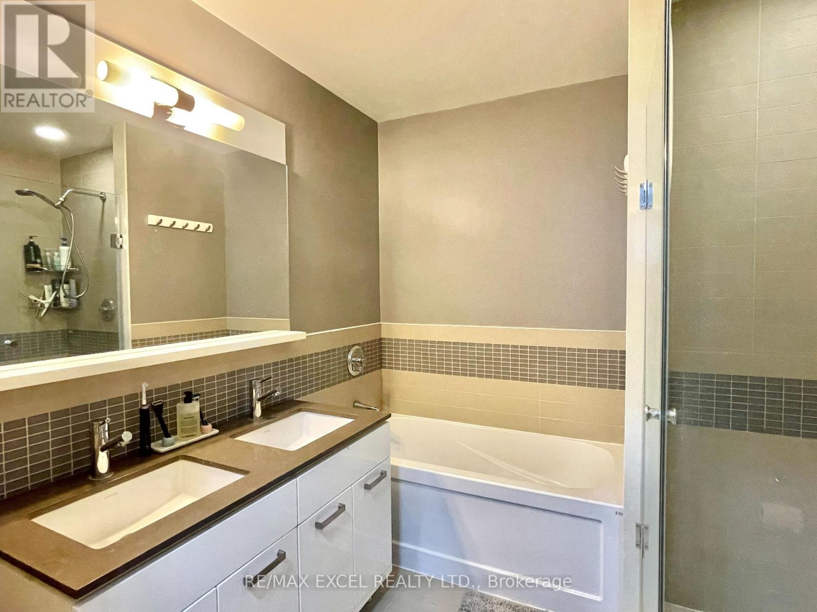 2704 - 295 ADELAIDE STREET W, Toronto (Waterfront Communities), Ontario, M5V0L4 — Photo 10