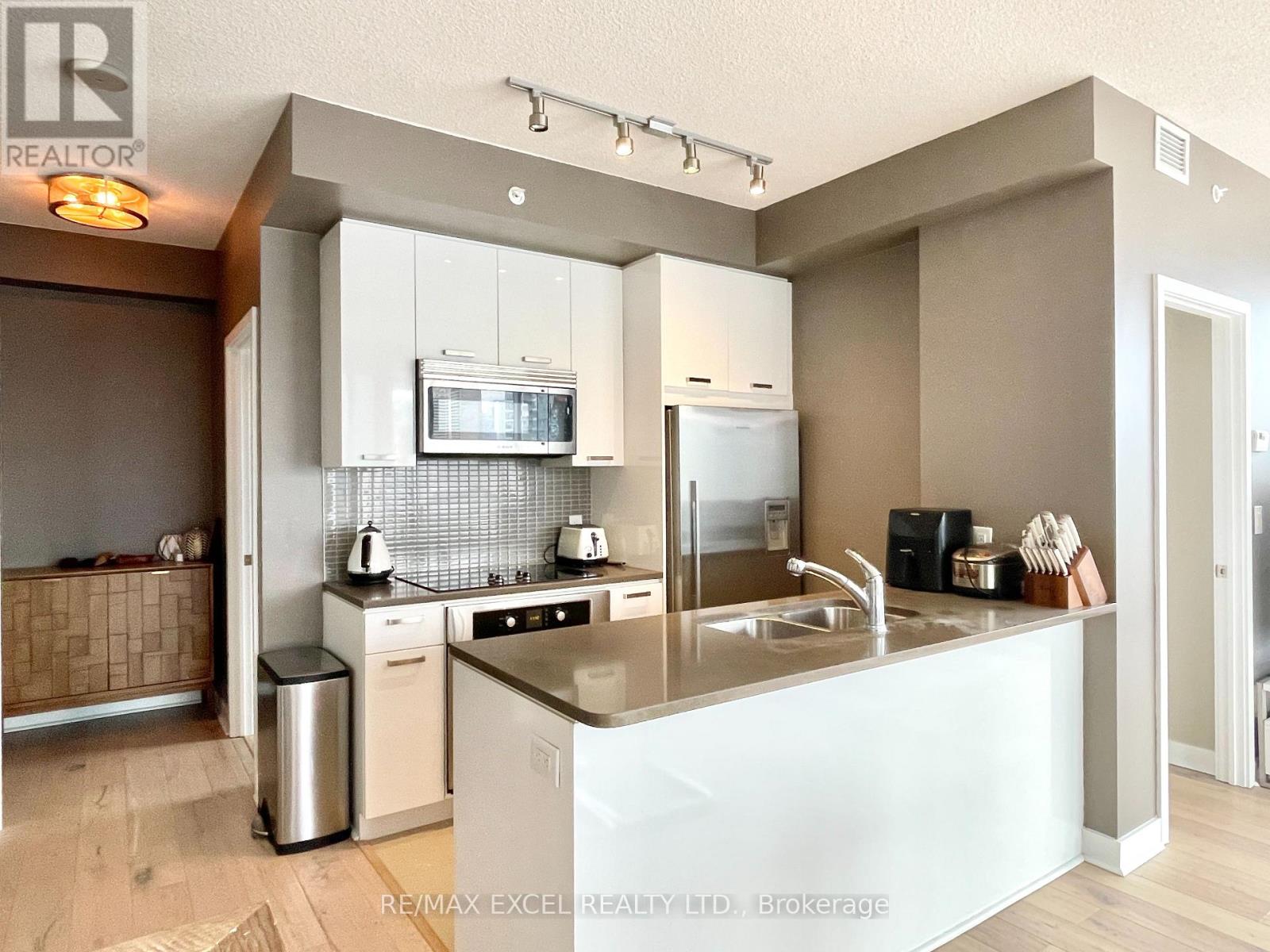 2704 - 295 ADELAIDE STREET W, Toronto (Waterfront Communities), Ontario, M5V0L4 — Photo 4