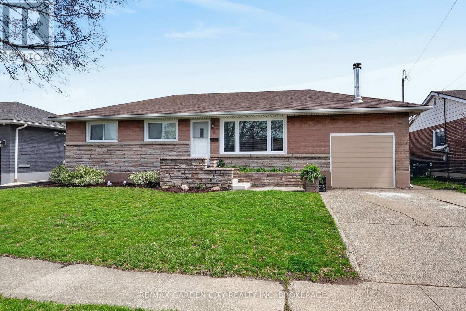 77 BALMORAL AVENUE, Welland (Lincoln/Crowland), Ontario, L3B1S5 — Photo 2