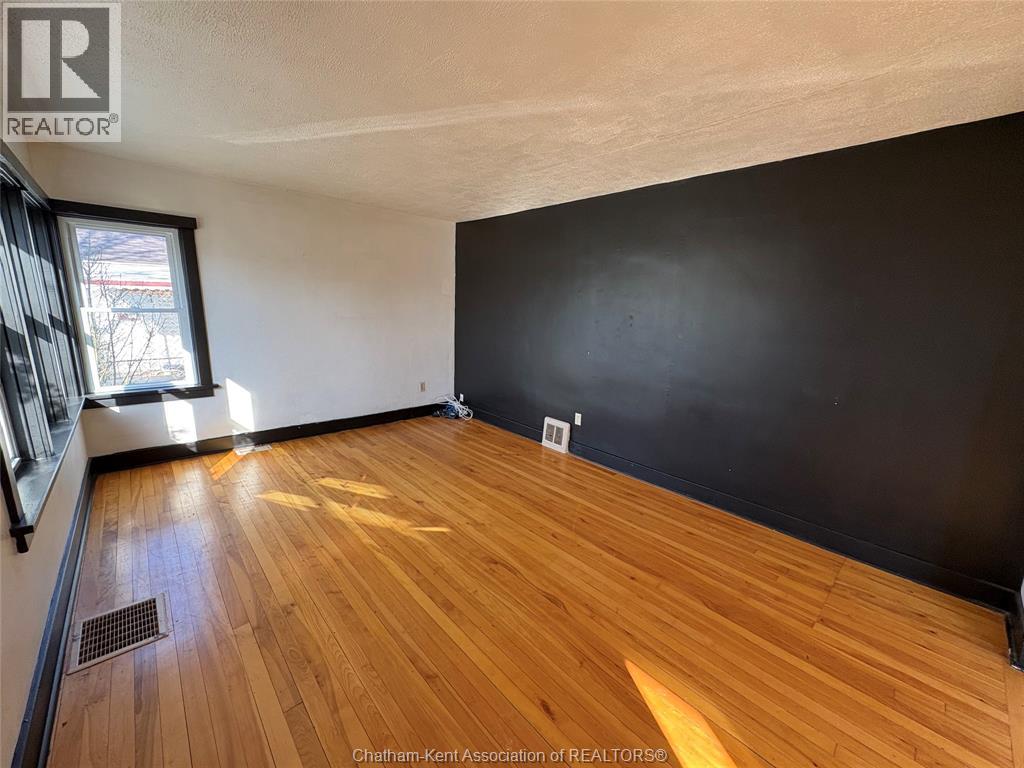 20 KERR AVENUE, Chatham, Ontario, N7M1B7 — Photo 2