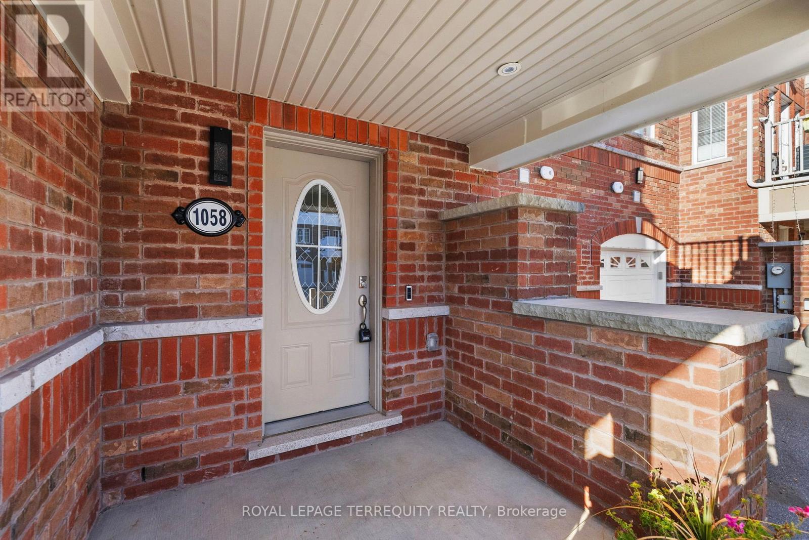 1058 CLIPPER LANE, Pickering, Ontario, L1X0E9 — Photo 4