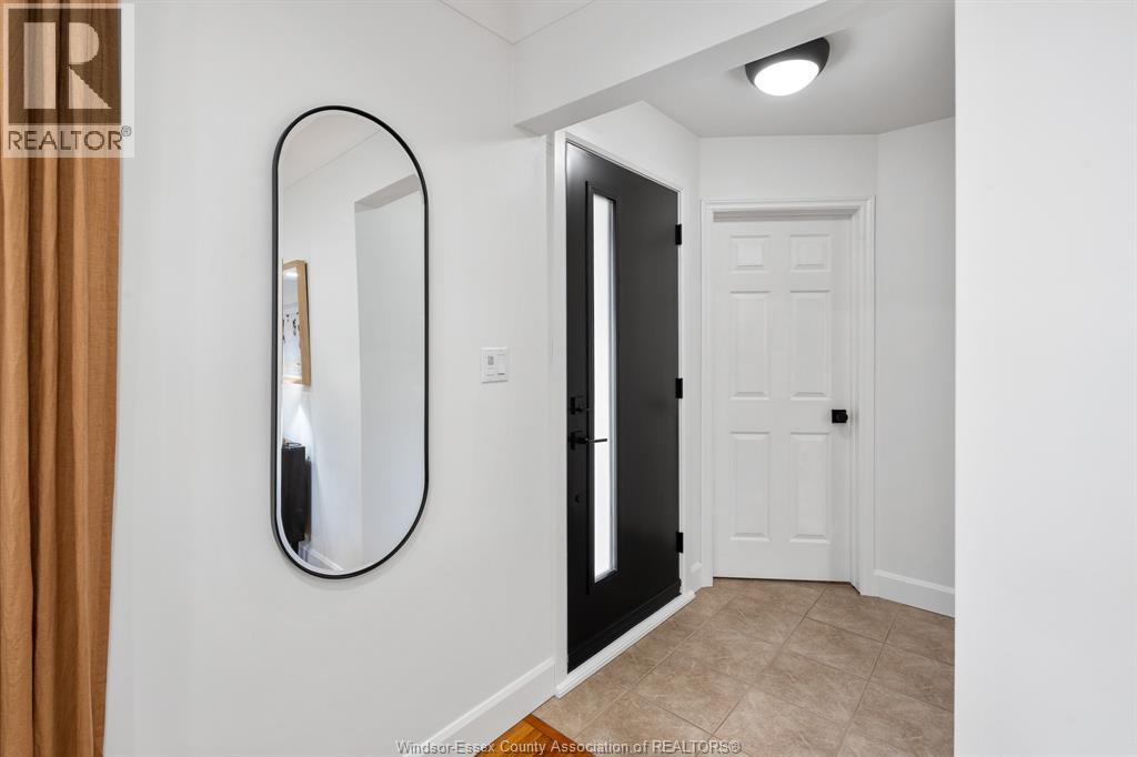 735 Lounsborough, Windsor, Ontario, N9G1G1 — Photo 3