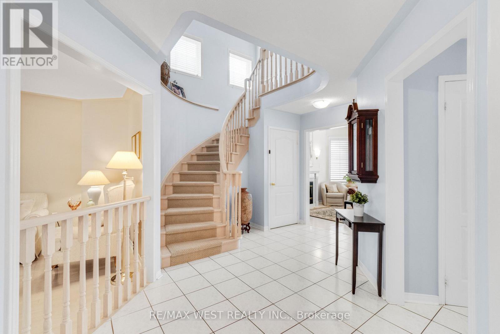 44 CREEKWOOD DRIVE, Brampton (Snelgrove), Ontario, L7A1J3 — Photo 4