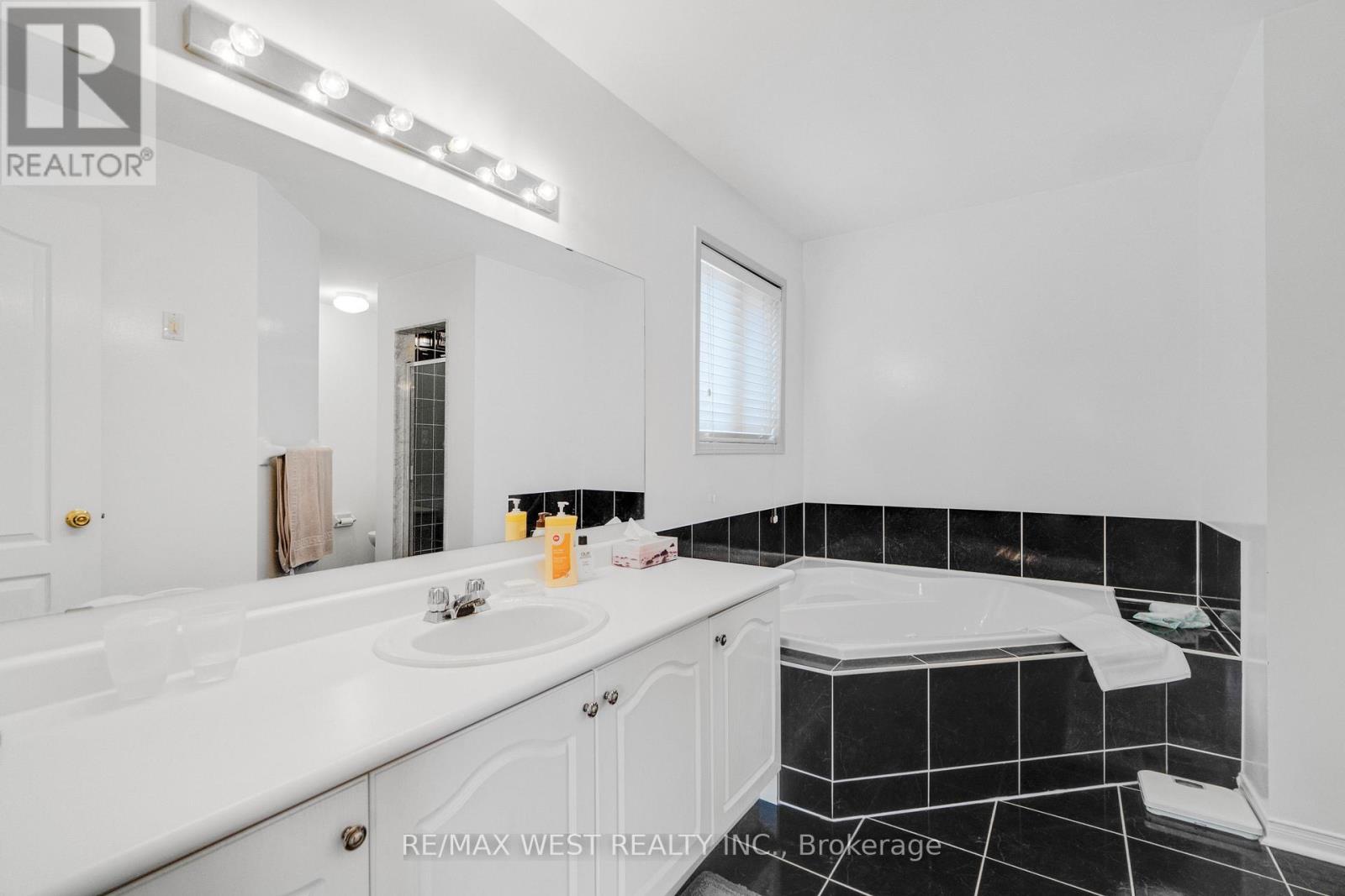 44 CREEKWOOD DRIVE, Brampton (Snelgrove), Ontario, L7A1J3 — Photo 9