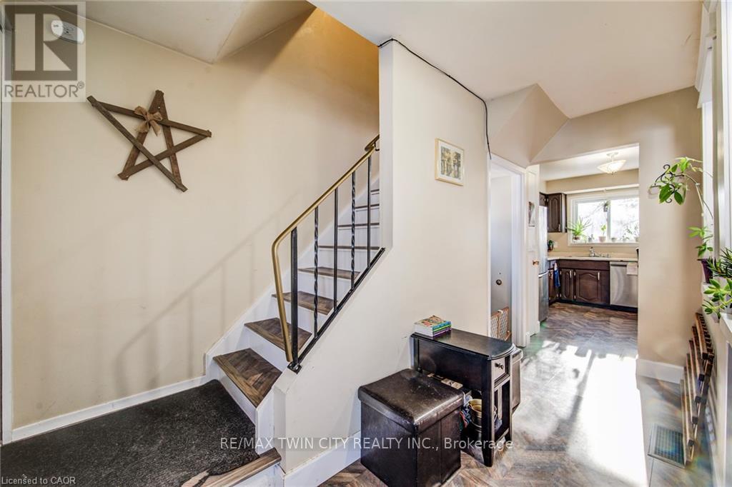 71 SHADELAND CRESCENT, Kitchener, Ontario, N2M2J1 — Photo 2