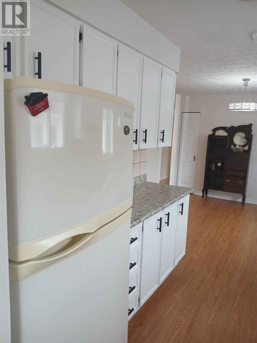 12 Forest PL, Elliot Lake, Ontario, P5A3C6 — Photo 5