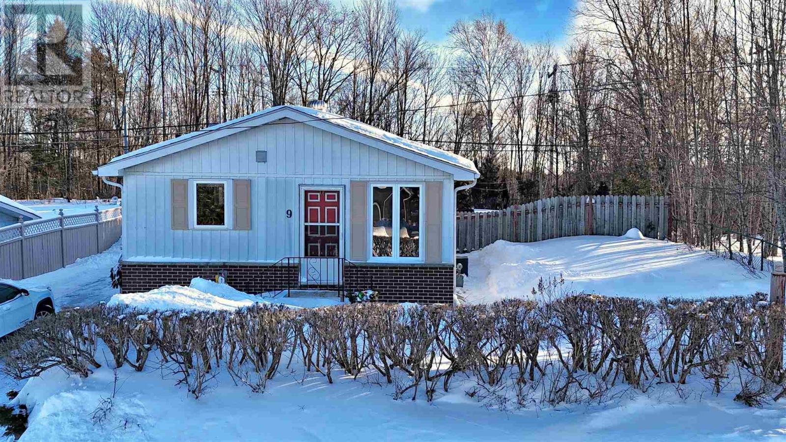 9 Axmith AVE, Elliot Lake, Ontario, P5A1B5 — Photo 2