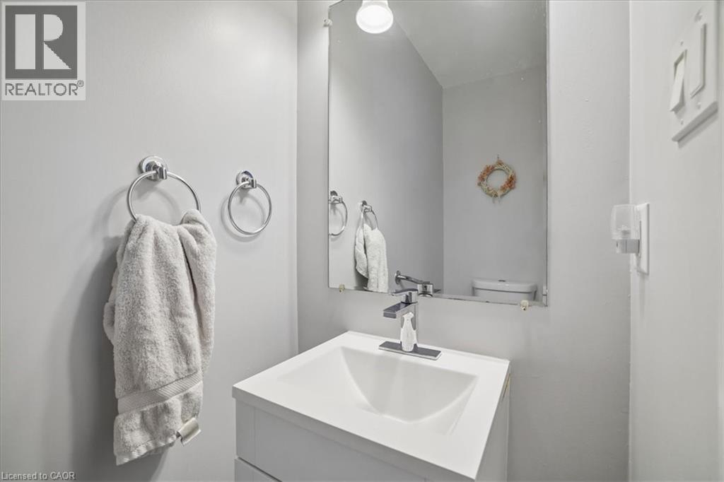 2208 MELISSA Crescent, Burlington, Ontario, L7P4J7 — Photo 2