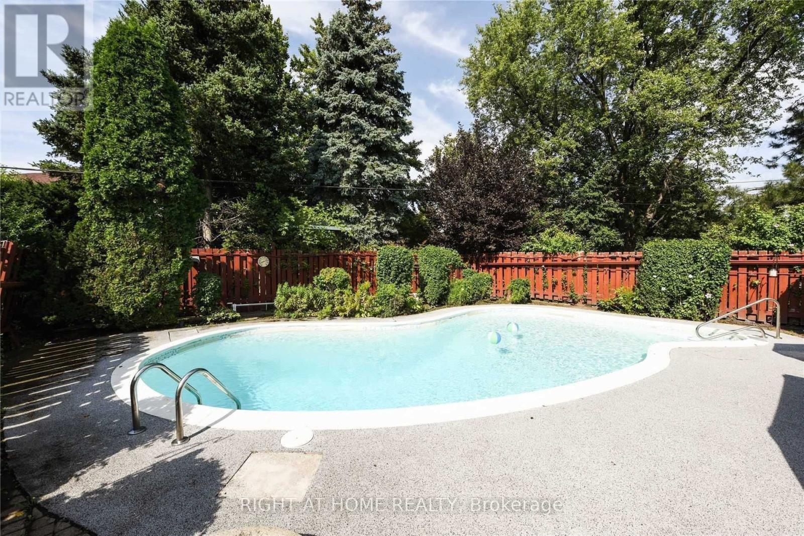 21 MITRE PLACE, Toronto (Kingsview Village-The Westway), Ontario, M9R3C5 — Photo 2