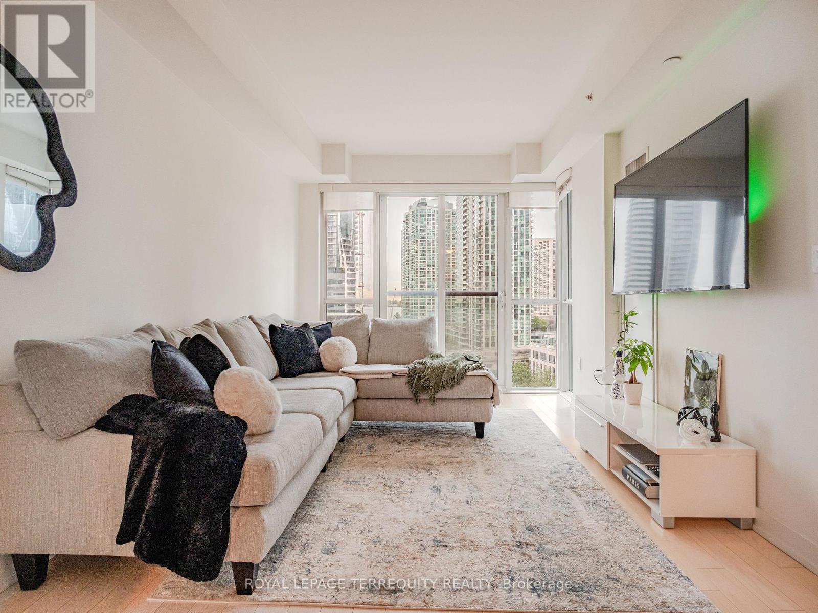 1009 - 1 THE ESPLANADE, Toronto (Waterfront Communities), Ontario, M5E0A8 — Photo 2