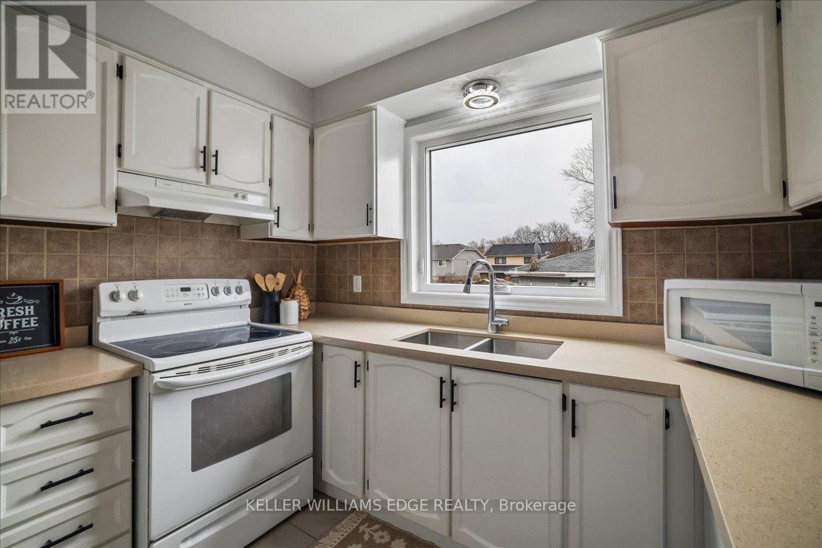 2208 MELISSA CRESCENT, Burlington (Brant Hills), Ontario, L7P4J7 — Photo 3