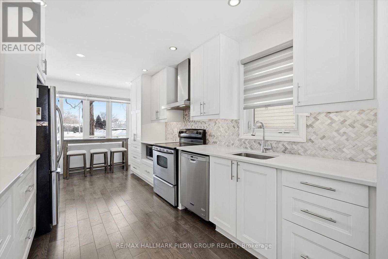 284 MCEACHERN CRESCENT, Ottawa, Ontario, K1E3K3 — Photo 2