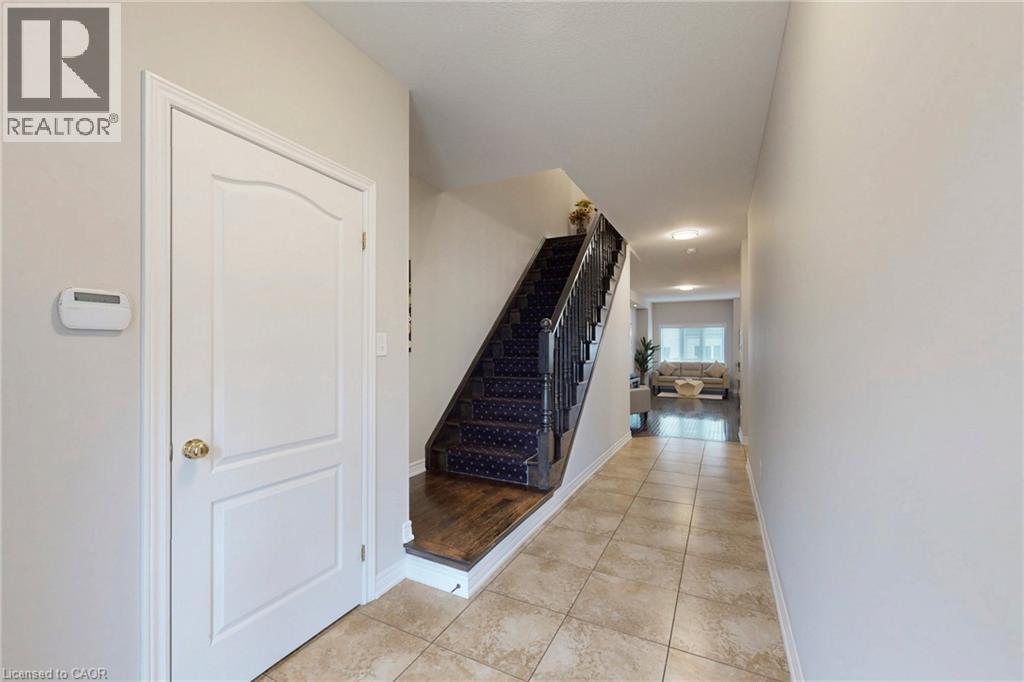 34 FOREST VALLEY Crescent, Dundas, Ontario, L9H0A7 — Photo 5