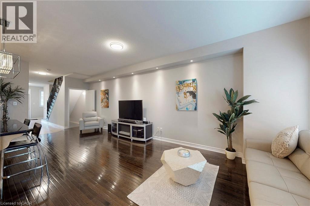 34 FOREST VALLEY Crescent, Dundas, Ontario, L9H0A7 — Photo 8