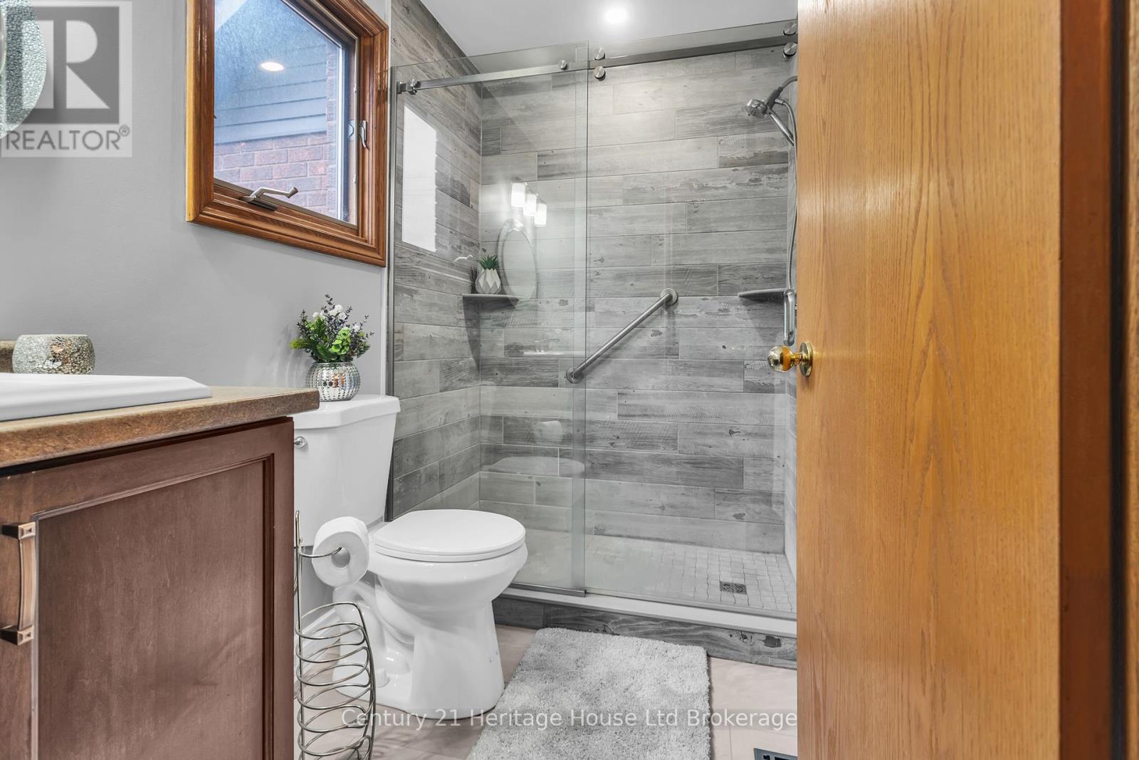 15 GIBSON DRIVE, Tillsonburg, Ontario, N4G5G4 — Photo 3