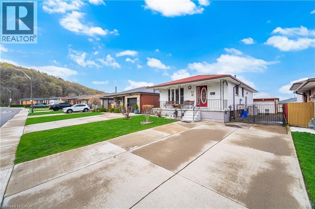 31 SUMMERCREST Drive, Hamilton, Ontario, L8K6G5 — Photo 3