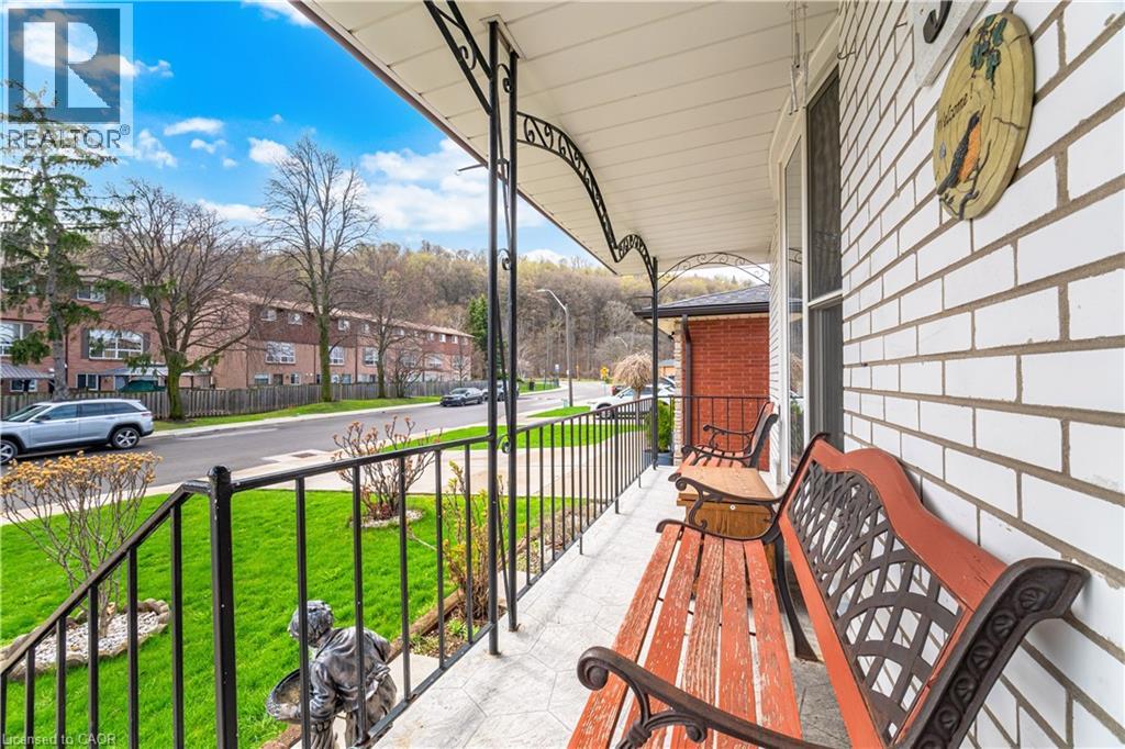 31 SUMMERCREST Drive, Hamilton, Ontario, L8K6G5 — Photo 4