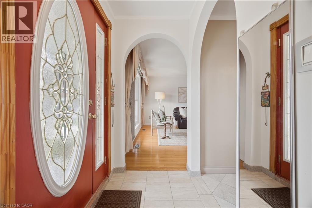 31 SUMMERCREST Drive, Hamilton, Ontario, L8K6G5 — Photo 5