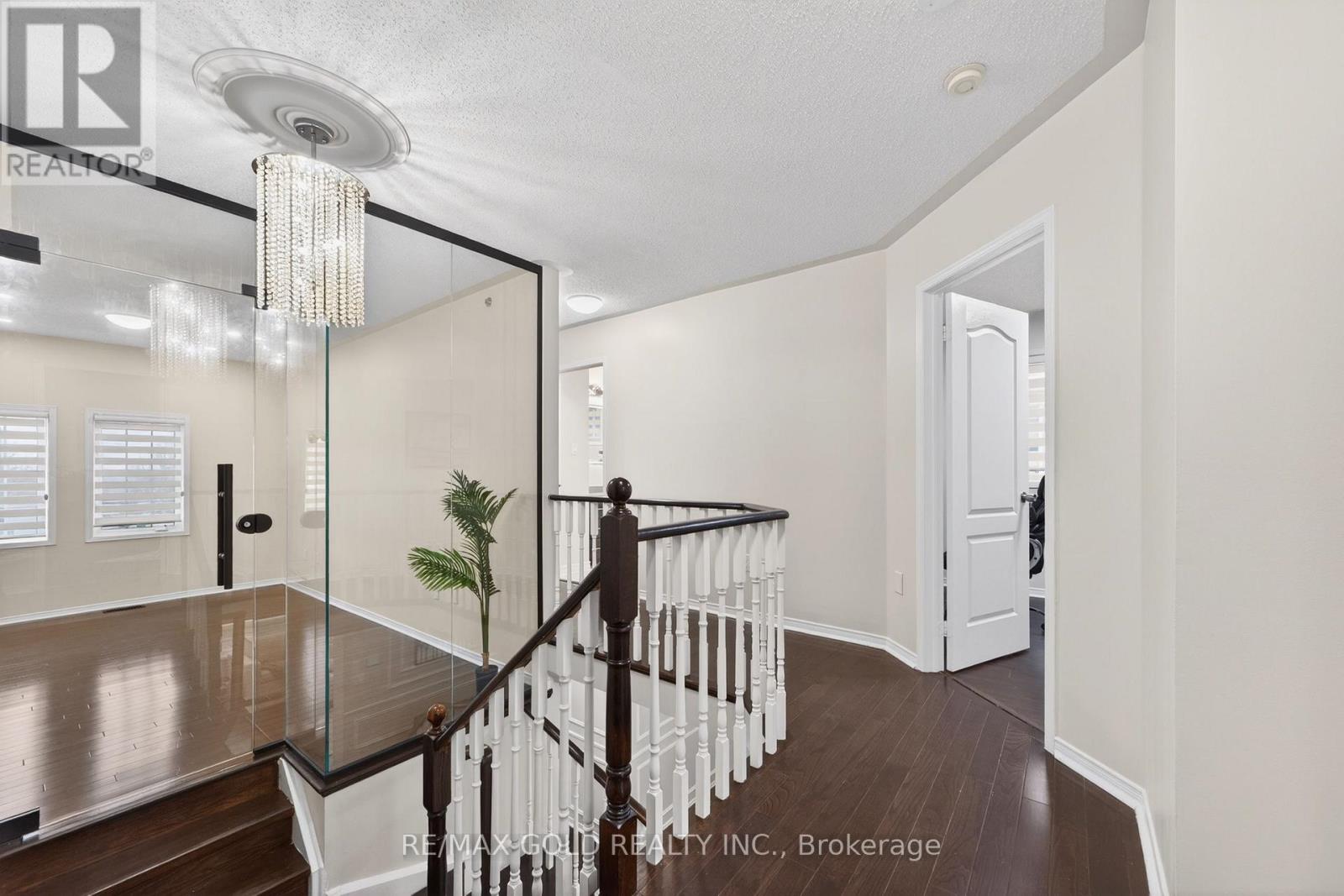 12 LINDERWOOD DRIVE, Brampton (Fletcher's Meadow), Ontario, L7A1R7 — Photo 2