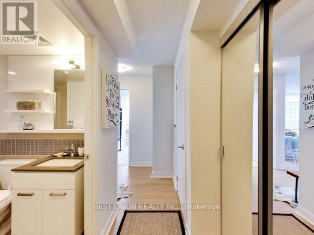 1502 - 295 ADELAIDE STREET W, Toronto (Waterfront Communities), Ontario, M5V1P7 — Photo 18