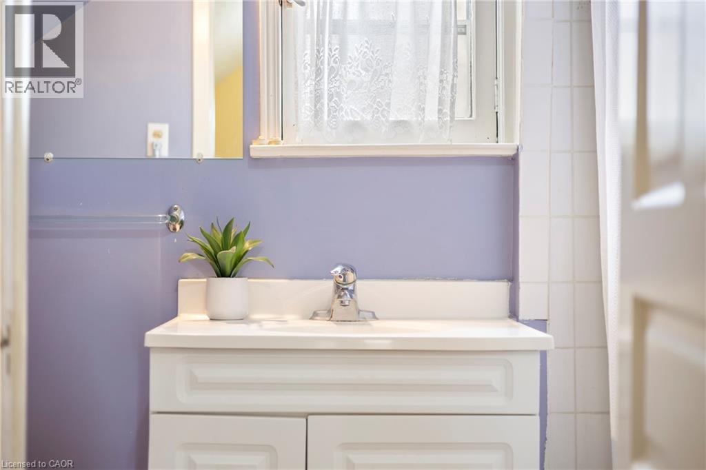 194 MOORE Avenue S, Waterloo, Ontario, N2J1X8 — Photo 25