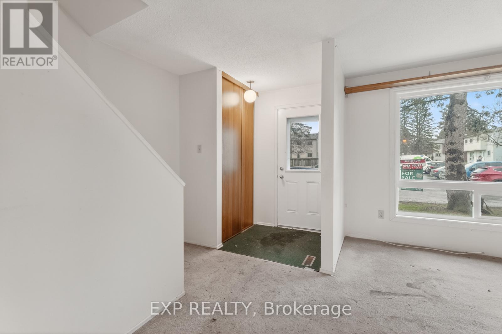 235 TEAL CRESCENT, Ottawa, Ontario, K1E2C3 — Photo 2