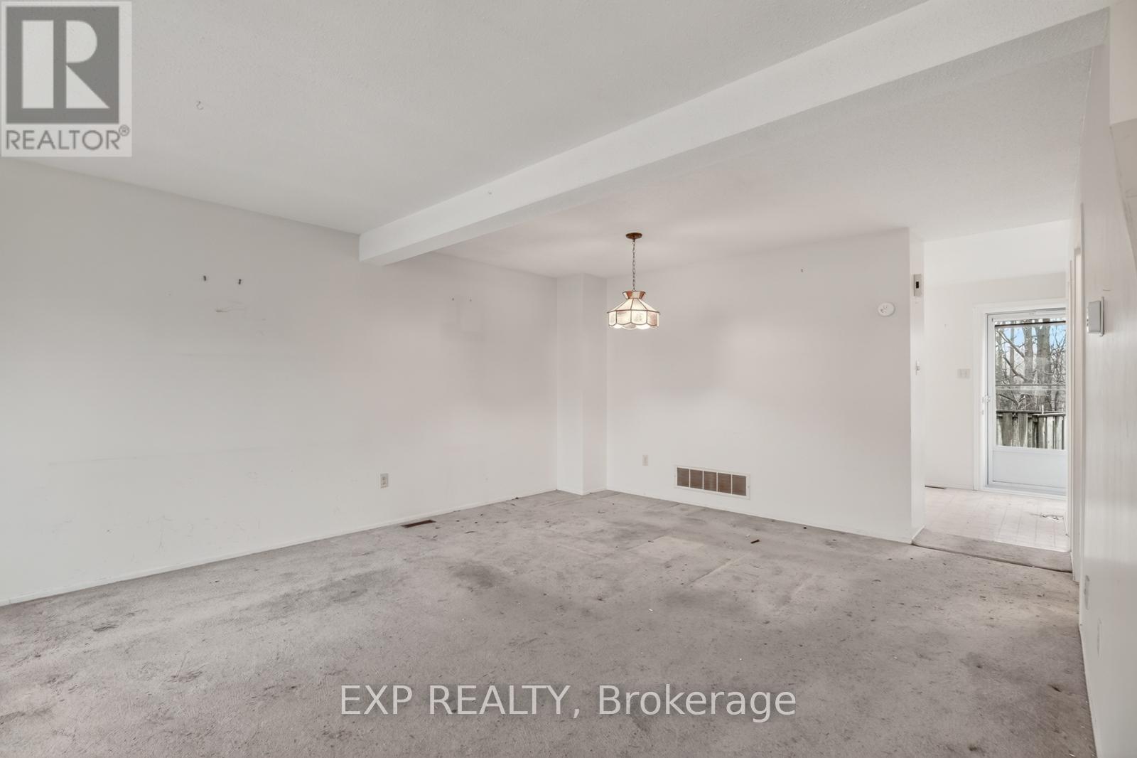 235 TEAL CRESCENT, Ottawa, Ontario, K1E2C3 — Photo 3