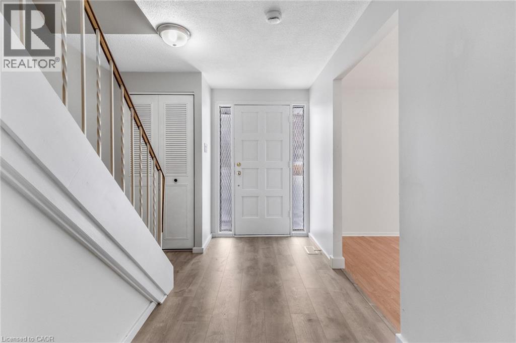 111 MANOR Drive, Kitchener, Ontario, N2A2T9 — Photo 3