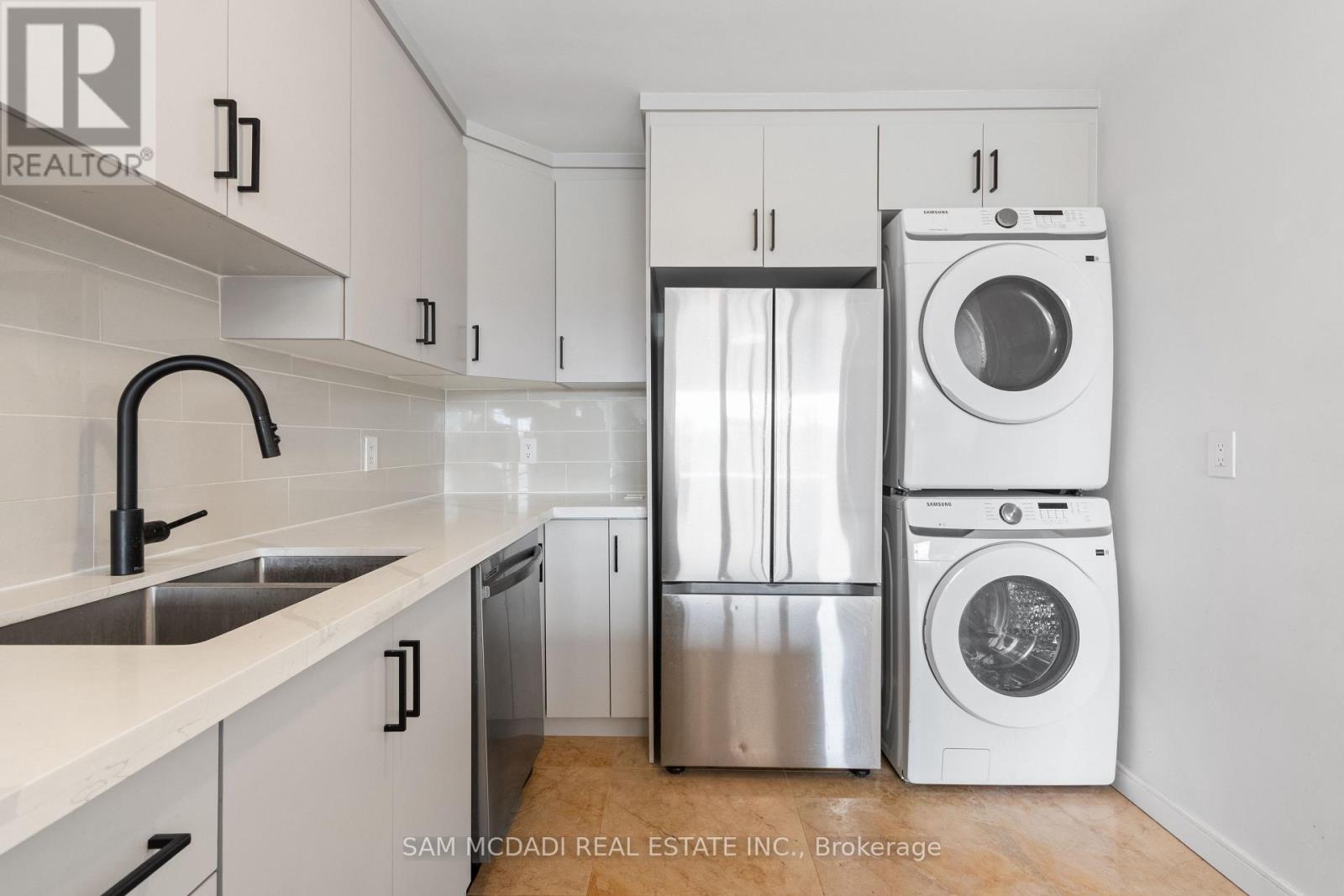 1018 BURNHAMTHORPE ROAD E, Mississauga (Applewood), Ontario, L4Y2X6 — Photo 5