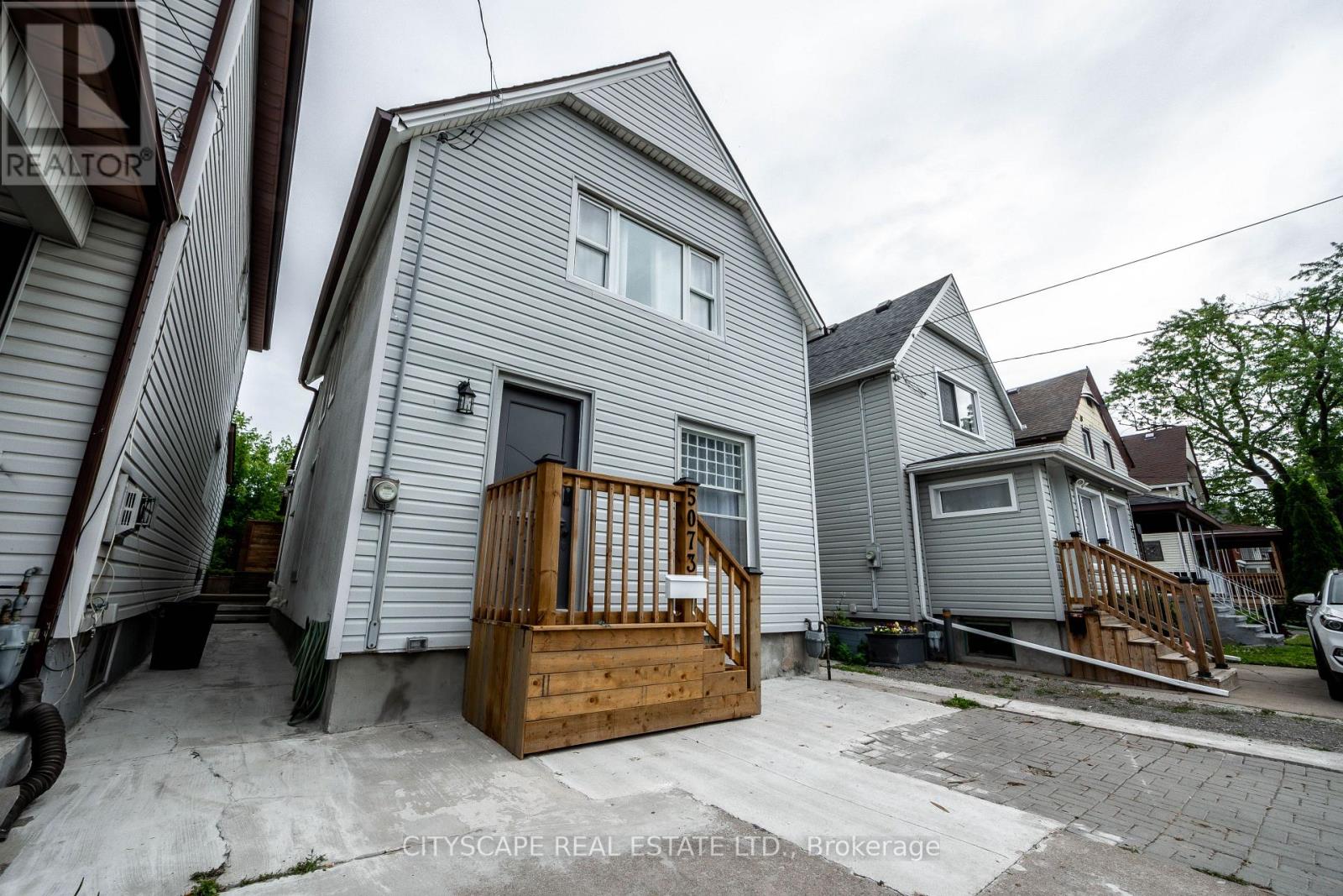 5073 KITCHENER STREET, Niagara Falls (Clifton Hill), Ontario, L2G1B1 — Photo 2