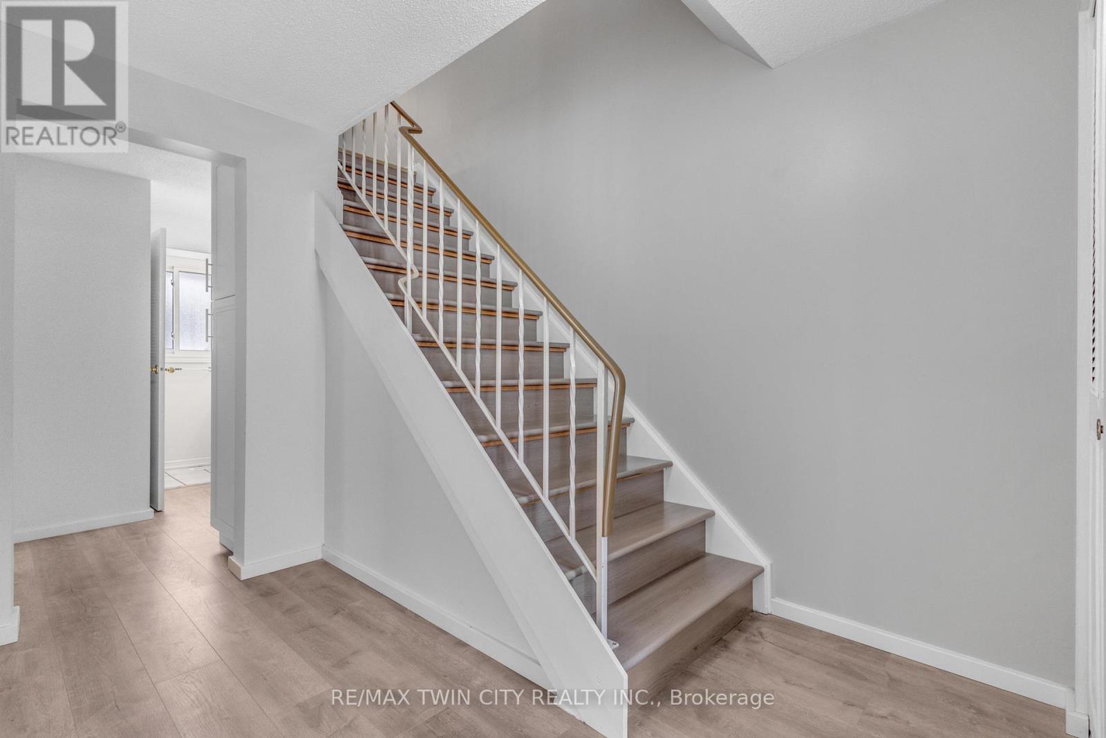 111 MANOR DRIVE, Kitchener, Ontario, N2A2T9 — Photo 4