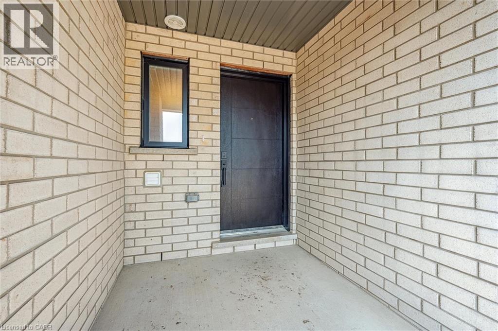 23 BENNINGER Drive, Kitchener, Ontario, N2E0K4 — Photo 4