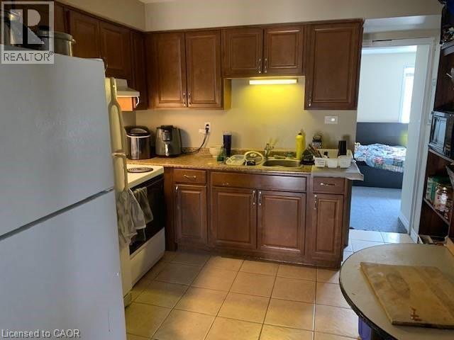 65 CARDILL Crescent Unit# A, Waterloo, Ontario, N2L3Y7 — Photo 4