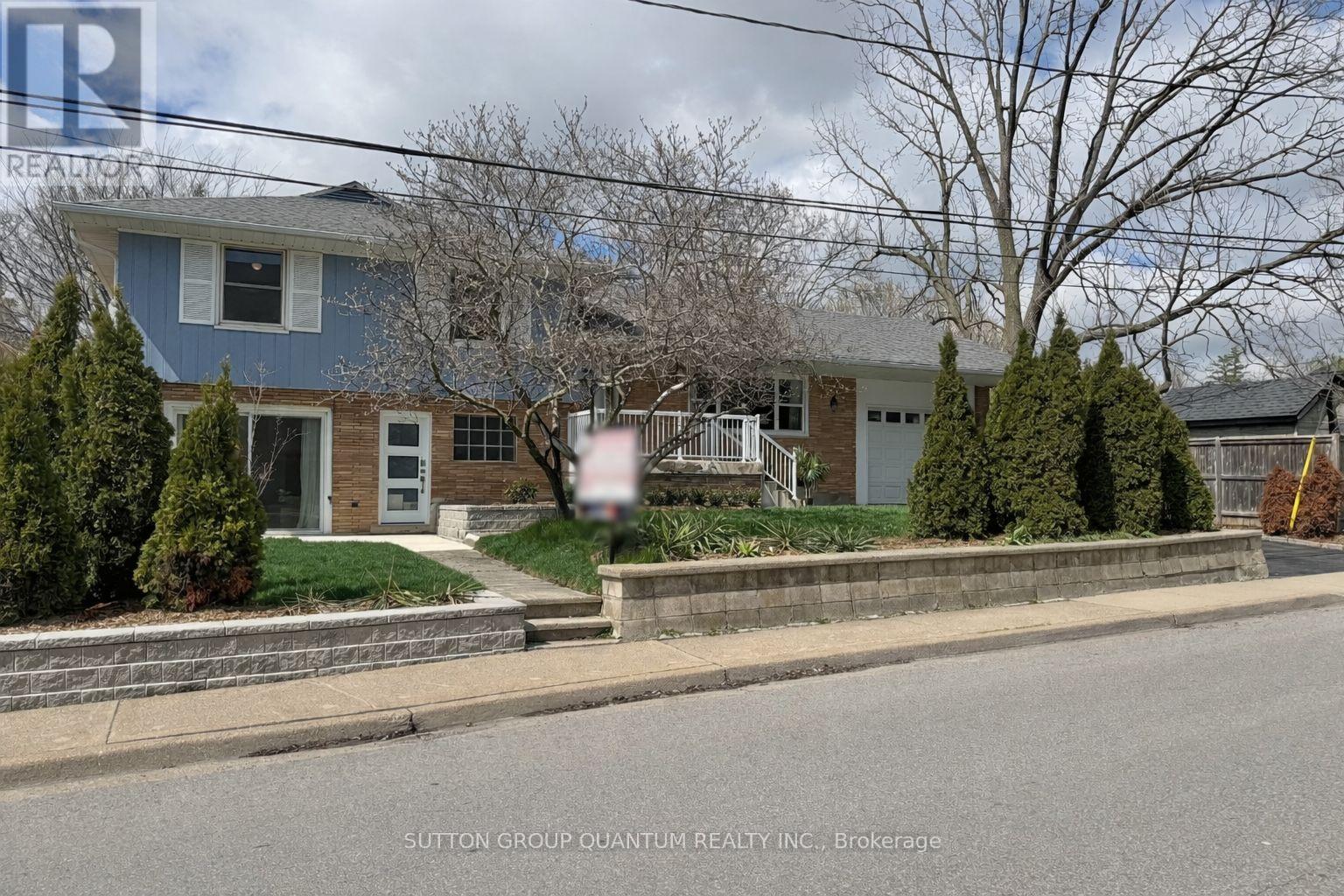 50 BARTON STREET, Hamilton (Waterdown), Ontario, L9H1N8 — Photo 2
