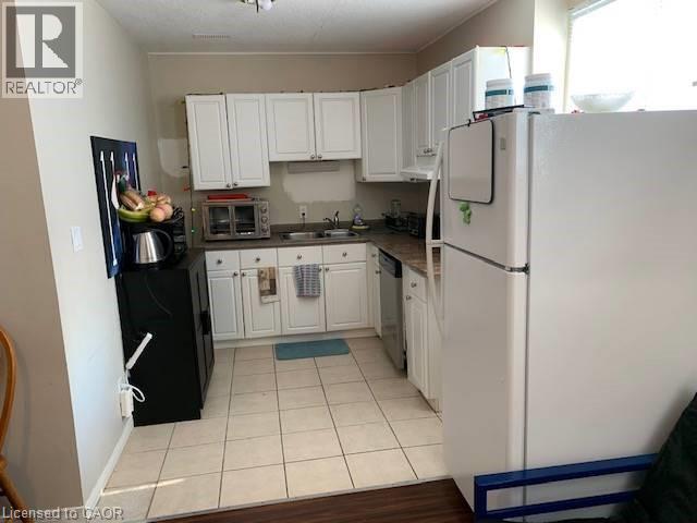 65 CARDILL Crescent Unit# B, Waterloo, Ontario, N2L3Y7 — Photo 4