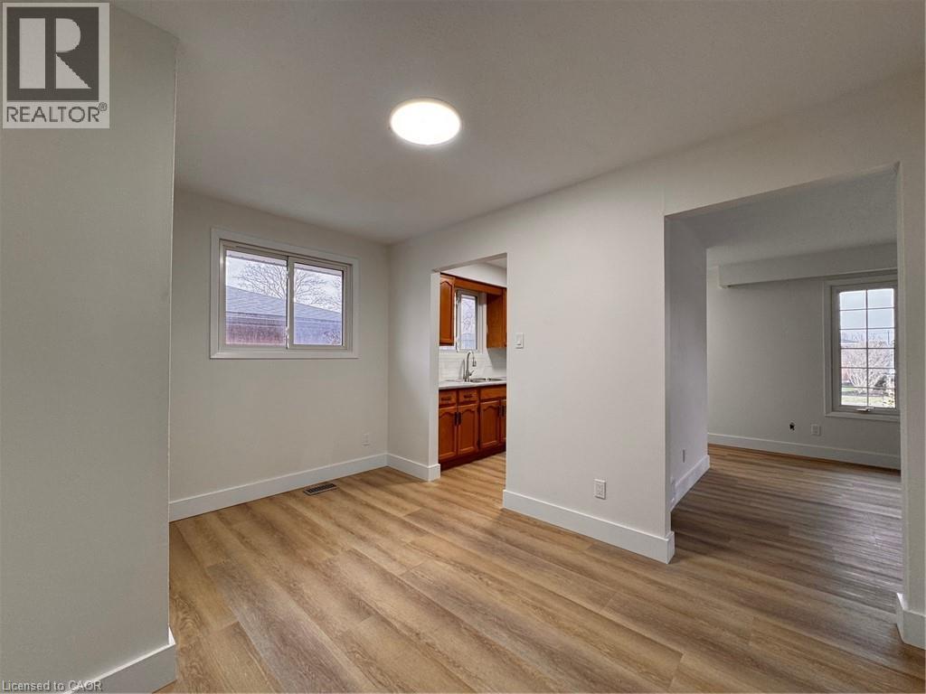23 ARROWHEAD Crescent Unit# Upper, Kitchener, Ontario, N2P1C1 — Photo 2