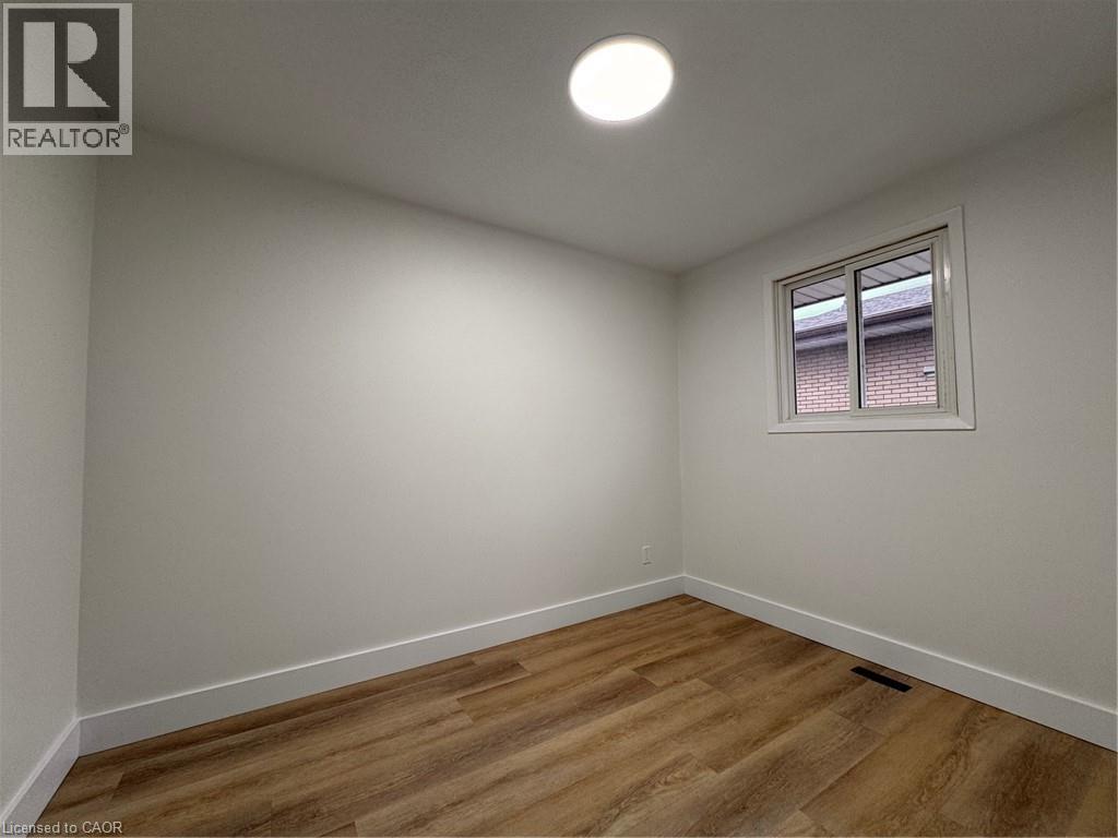 23 ARROWHEAD Crescent Unit# Upper, Kitchener, Ontario, N2P1C1 — Photo 4