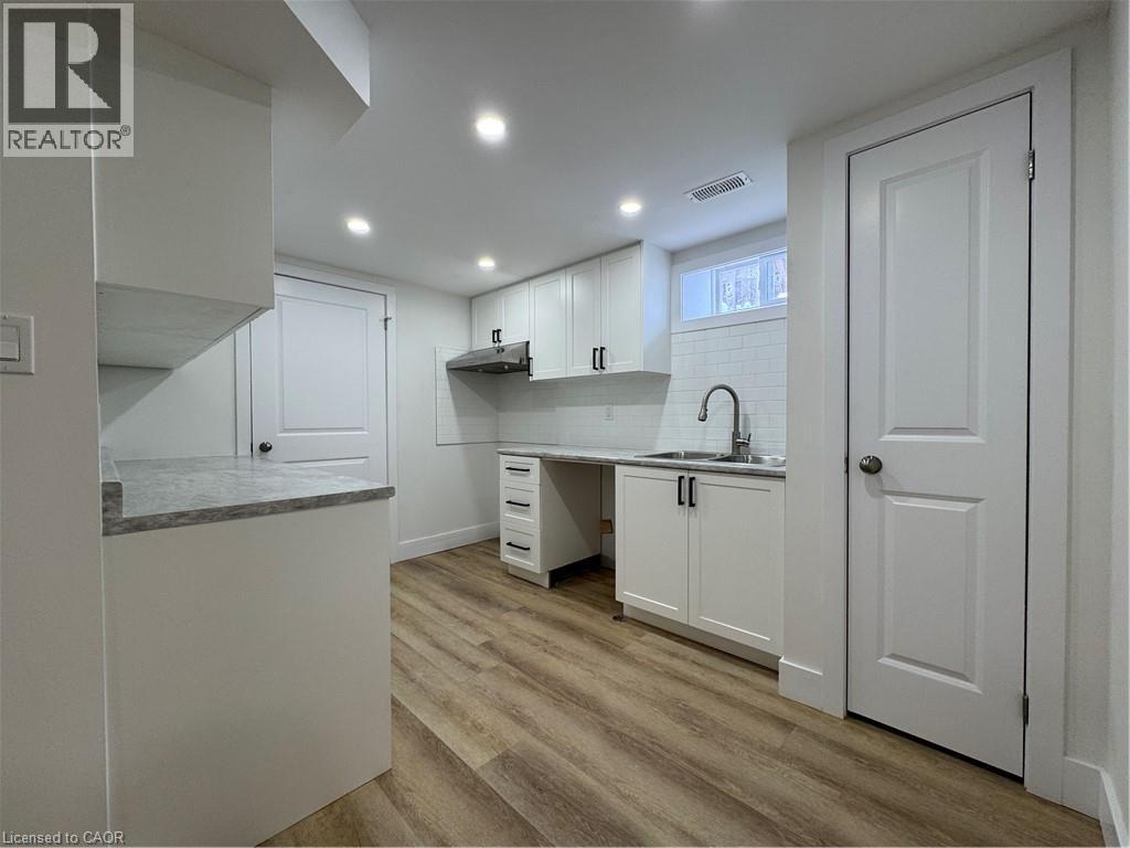 12 ARROWHEAD Place Unit# Lower, Kitchener, Ontario, N2P1C2 — Photo 6