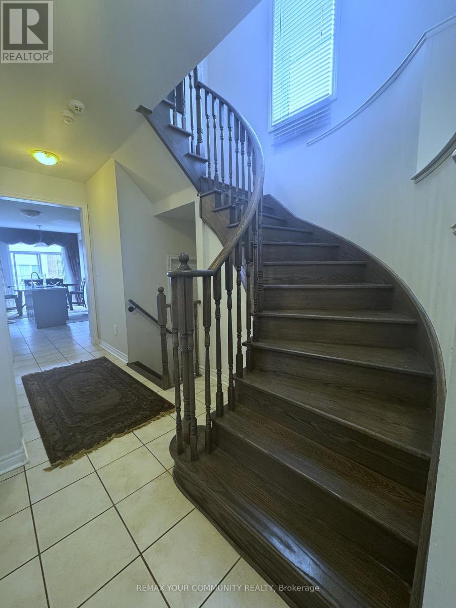 93 HUGUENOT ROAD N, Oakville (GO Glenorchy), Ontario, L6H0M3 — Photo 2